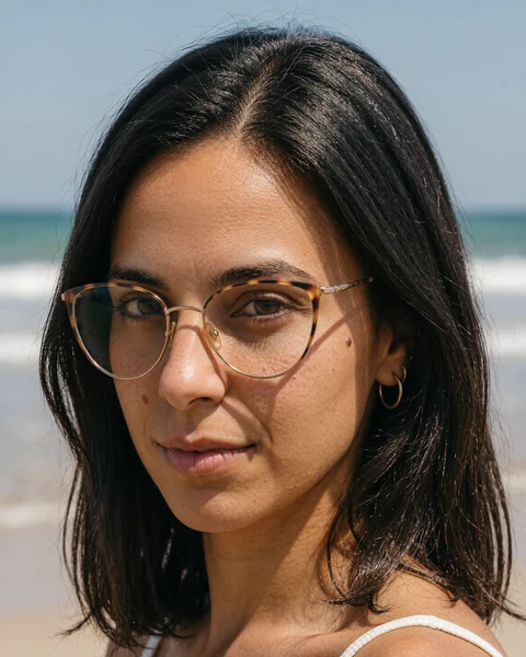 A mesma mulher na praia