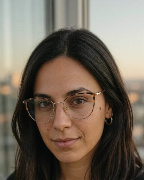 A mesma mulher numa varanda ao fim da tarde